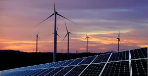 Een veld met windmolens en op de voorgrond zonnepanelen